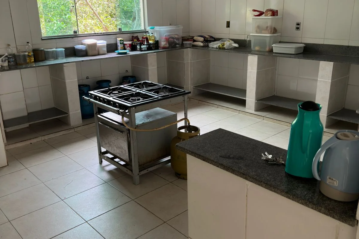 Cozinha industrial com bancadas de inox onde as refeições são preparadas