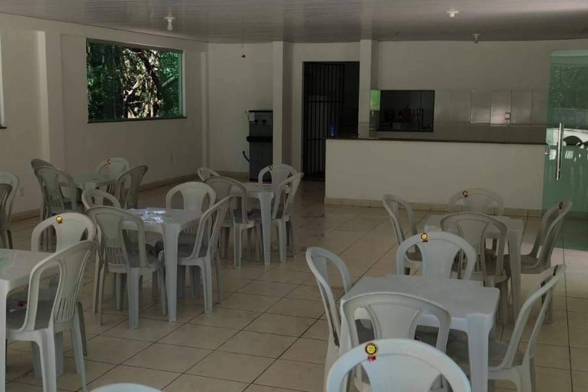 Refeitório com mesas e cadeiras para as refeições em grupo