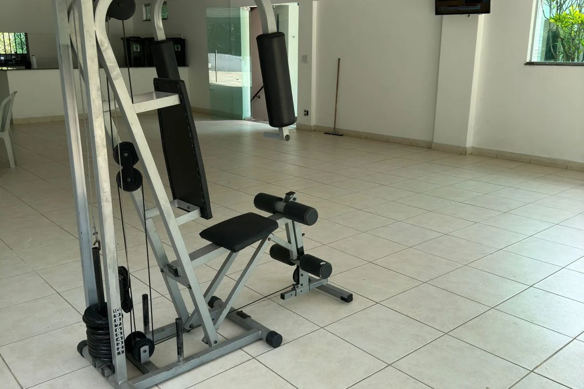 Sala de musculação com estação de exercícios